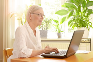 100% online - vrouw achter laptop